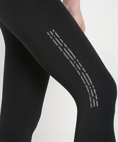 Close-up of Tuna Active Black Leggings With Print, showcasing a reflective geometric thigh pattern—an ideal choice for women’s gym wear.